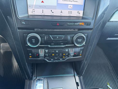 Used 2017 Ford Explorer XLT w/ Equipment Group 202A AWD/4WD image 12