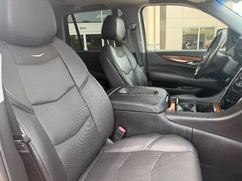 Used 2016 Cadillac Escalade Luxury AWD/4WD image 8