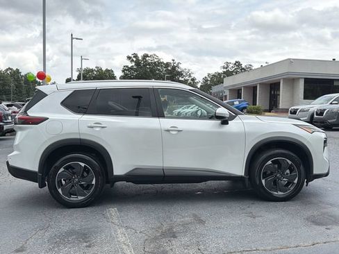 Used 2024 Nissan Rogue SV w/ SV Premium Package FWD image 7