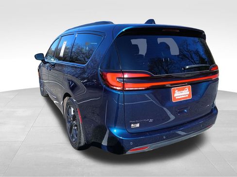 Used 2025 Chrysler Pacifica Limited image 3