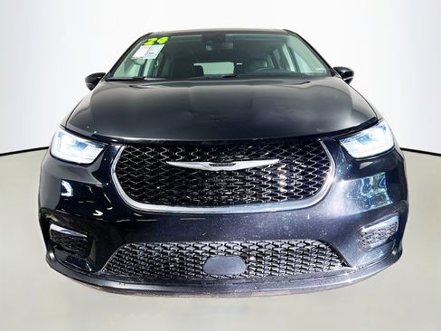 Used 2024 Chrysler Pacifica Touring-L image 11