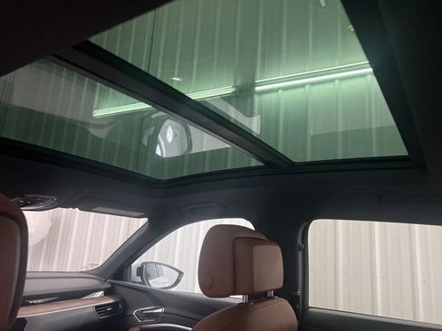 Used 2021 Audi e-tron Premium Plus w/ Premium Plus Package image 18