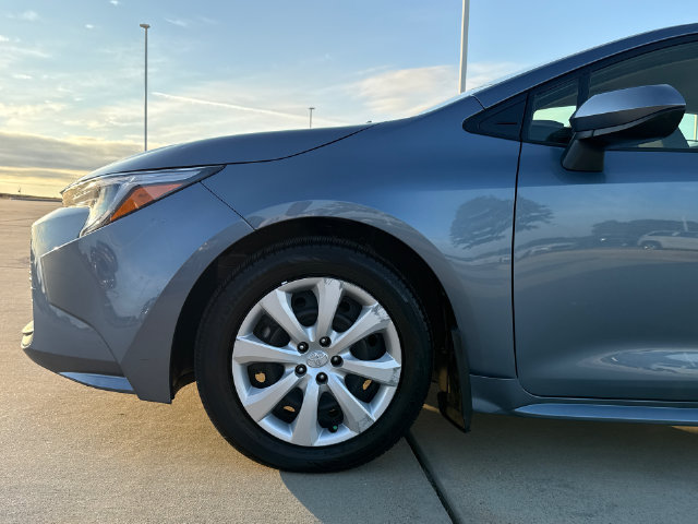 Used 2025 Toyota Corolla LE FWD image 5