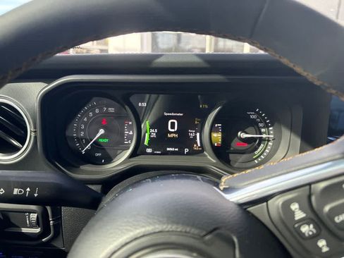 Used 2024 Jeep Wrangler Unlimited Sahara w/ Technology Group AWD/4WD image 12