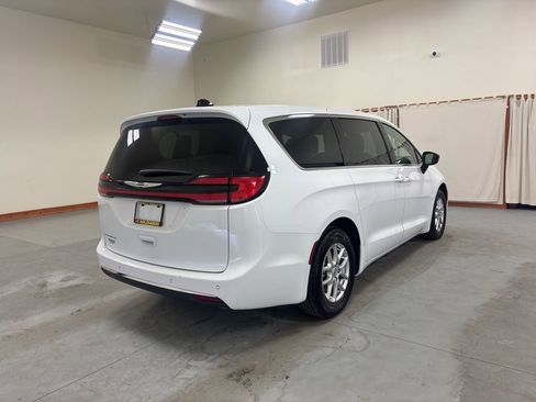 Used 2024 Chrysler Pacifica Touring-L image 8