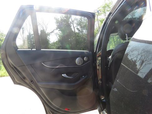 Used 2021 Mercedes-Benz GLC 300 4MATIC image 19