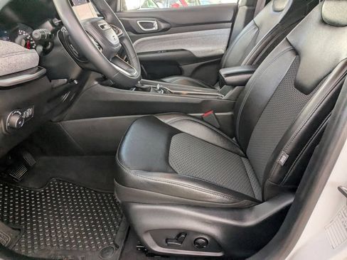 Used 2025 Jeep Compass Latitude w/ Sun & Sound Group AWD/4WD image 11