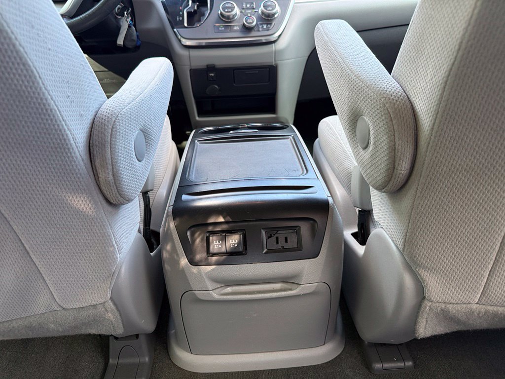 Used 2018 Toyota Sienna LE FWD image 32