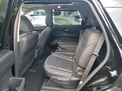 Used 2025 Nissan Pathfinder SL w/ SL Premium Package AWD/4WD image 4