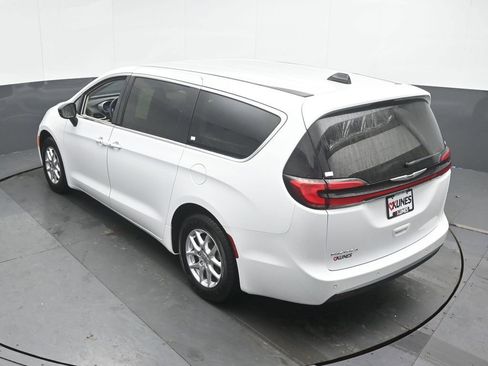 Used 2024 Chrysler Pacifica Touring-L image 39