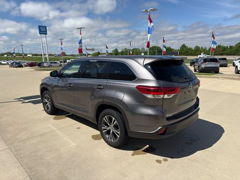 Used 2019 Toyota Highlander LE FWD image 7