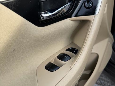 Used 2015 Nissan Altima 2.5 SV w/ Convenience Package image 4