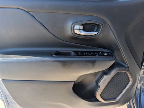 Used 2023 Jeep Renegade Latitude image 10