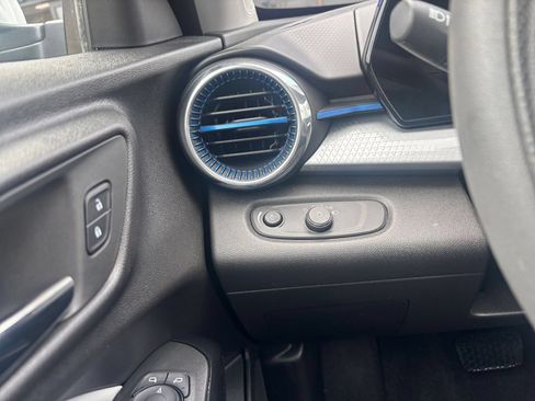 Used 2025 Chevrolet Trax LT FWD image 32