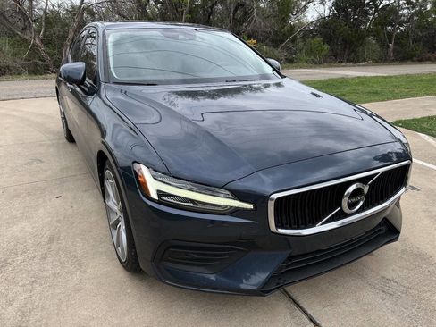 Used 2019 Volvo S60 T6 Momentum w/ Premium Package image 2