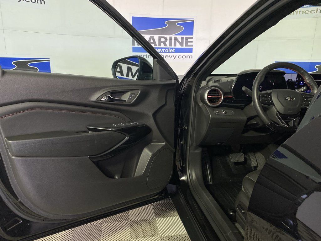 Used 2025 Chevrolet Trax RS w/ Driver Confidence Package FWD image 26