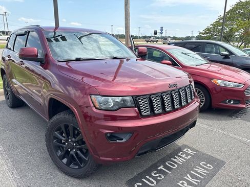 Used 2018 Jeep Grand Cherokee Altitude AWD/4WD image 5