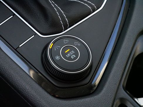 Certified 2025 Volkswagen Taos SE image 28