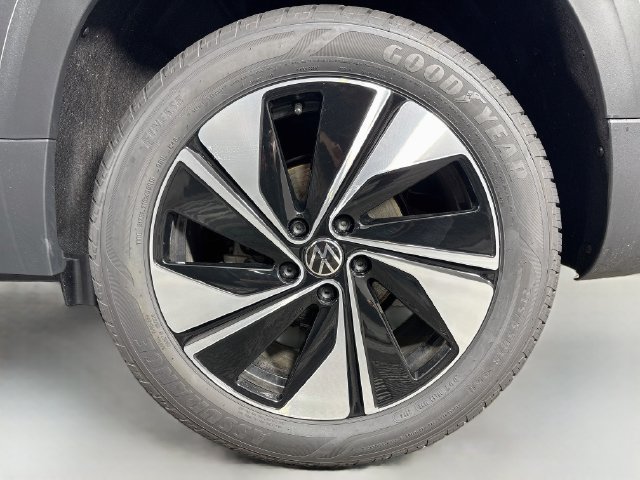 Certified 2025 Volkswagen Taos SE AWD/4WD image 32