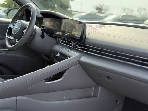 Certified 2025 Hyundai Elantra SEL image 11