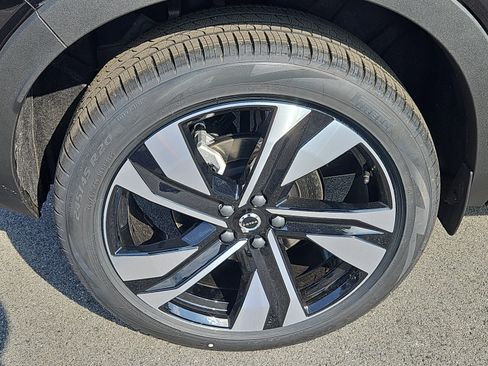 New 2025 Volvo XC40 B5 Plus w/ Protection Package Premier image 20