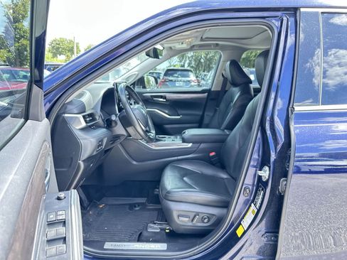 Used 2022 Toyota Highlander Limited FWD image 2