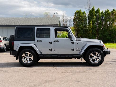 Used 2016 Jeep Wrangler Unlimited Sahara w/ Dual Top Group AWD/4WD image 4