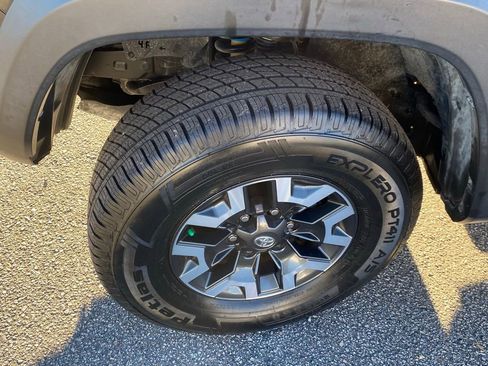 Used 2022 Toyota Tacoma TRD Off-Road image 19