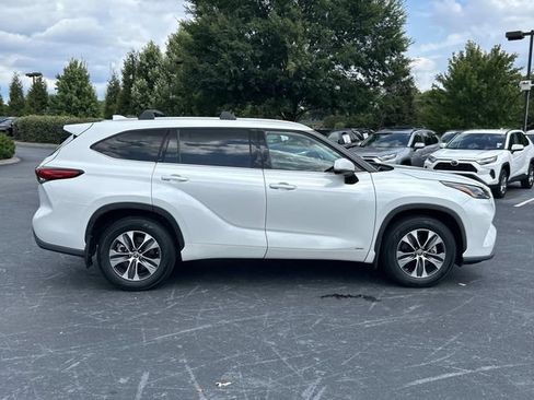 Used 2022 Toyota Highlander XLE AWD/4WD image 3