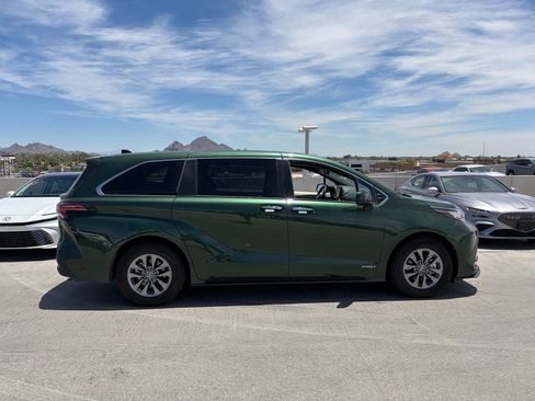 Used 2021 Toyota Sienna XLE FWD image 3