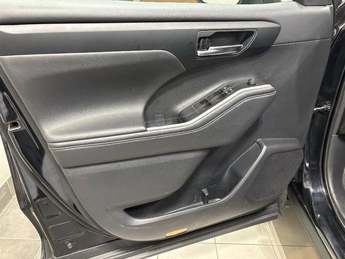 Used 2021 Toyota Highlander XLE AWD/4WD image 8