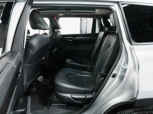 Used 2023 Toyota Highlander Platinum AWD/4WD image 32