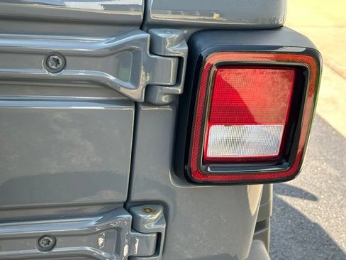 Used 2021 Jeep Wrangler Sport AWD/4WD image 17