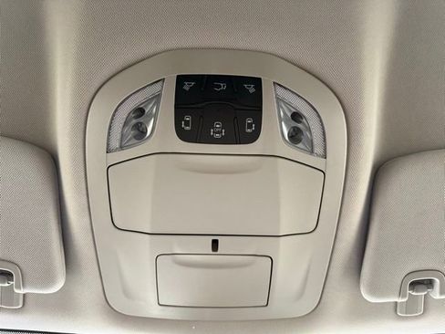 Used 2024 Chrysler Pacifica Touring-L image 18