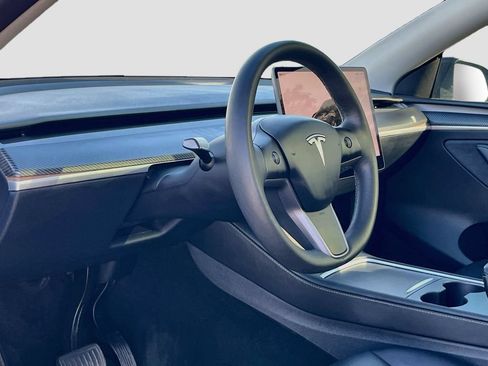 Used 2024 Tesla Model Y 2WD image 9