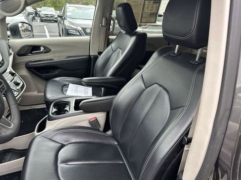 Used 2023 Chrysler Pacifica Touring-L FWD image 15
