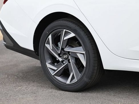 Certified 2025 Hyundai Elantra SEL FWD image 6