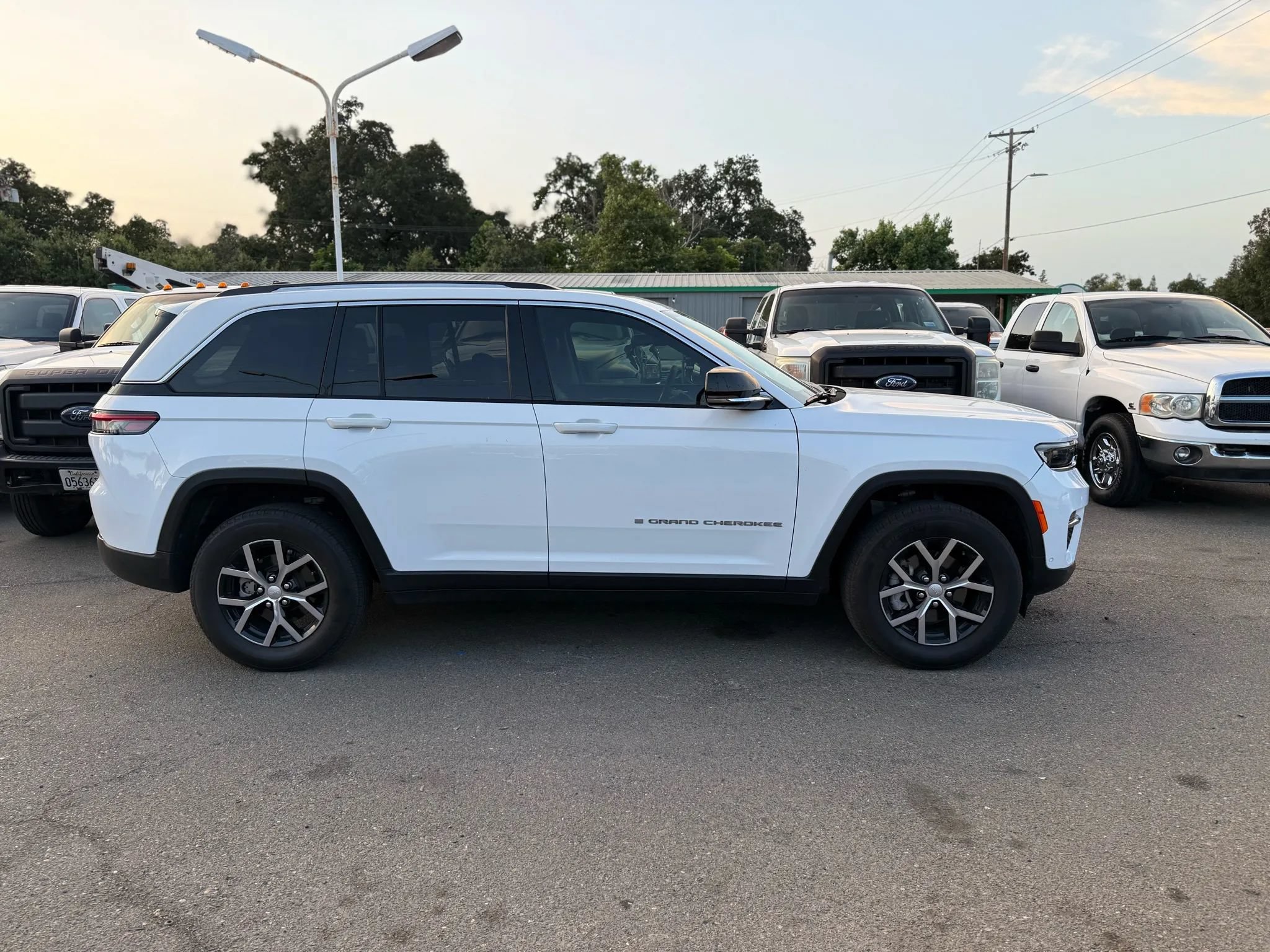 Used 2023 Jeep Grand Cherokee Limited w/ Luxury Tech Group II AWD/4WD image 2