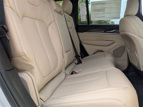 New 2025 Jeep Grand Cherokee Limited image 35