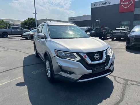 Used 2017 Nissan Rogue SV AWD/4WD image 3