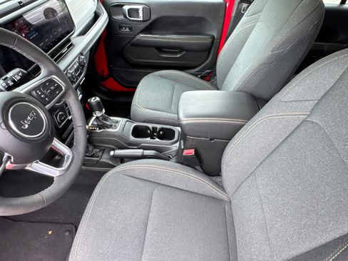 Used 2025 Jeep Wrangler Sahara image 9