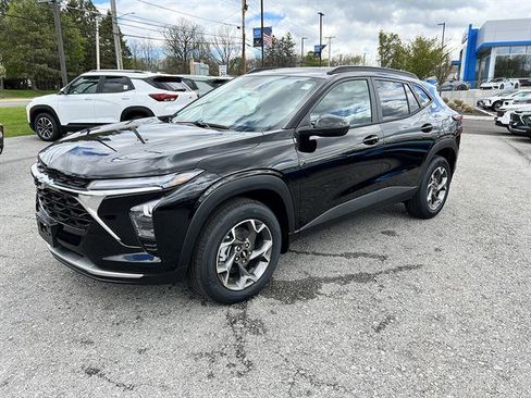 New 2026 Chevrolet Trax LT w/ Sunroof Package FWD image 1