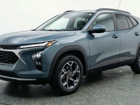 Used 2025 Chevrolet Trax LT image 3
