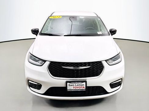 Used 2024 Chrysler Pacifica Touring-L FWD image 2