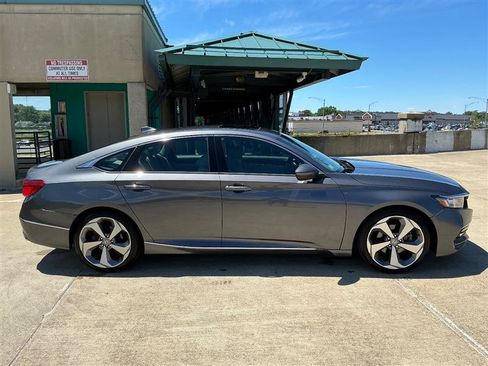 Used 2018 Honda Accord Touring image 8