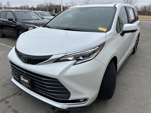 Used 2025 Toyota Sienna Platinum image 3