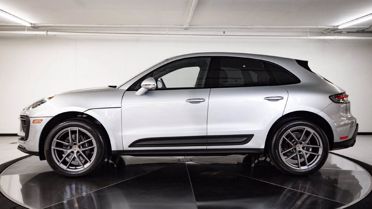Certified 2026 Porsche Macan AWD/4WD image 2