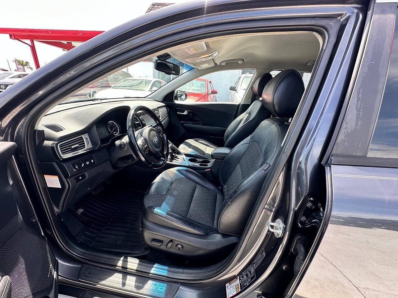 Used 2019 Kia Niro S Touring FWD image 2