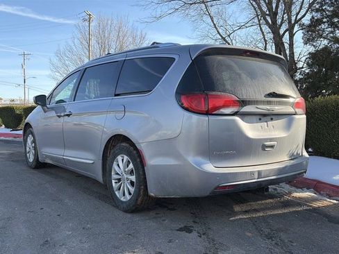 Used 2019 Chrysler Pacifica Touring-L image 8