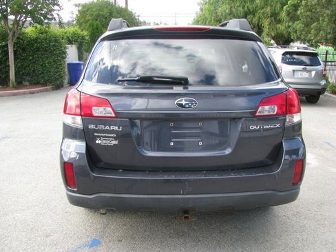 Used 2010 Subaru Outback 2.5i Premium AWD/4WD image 3